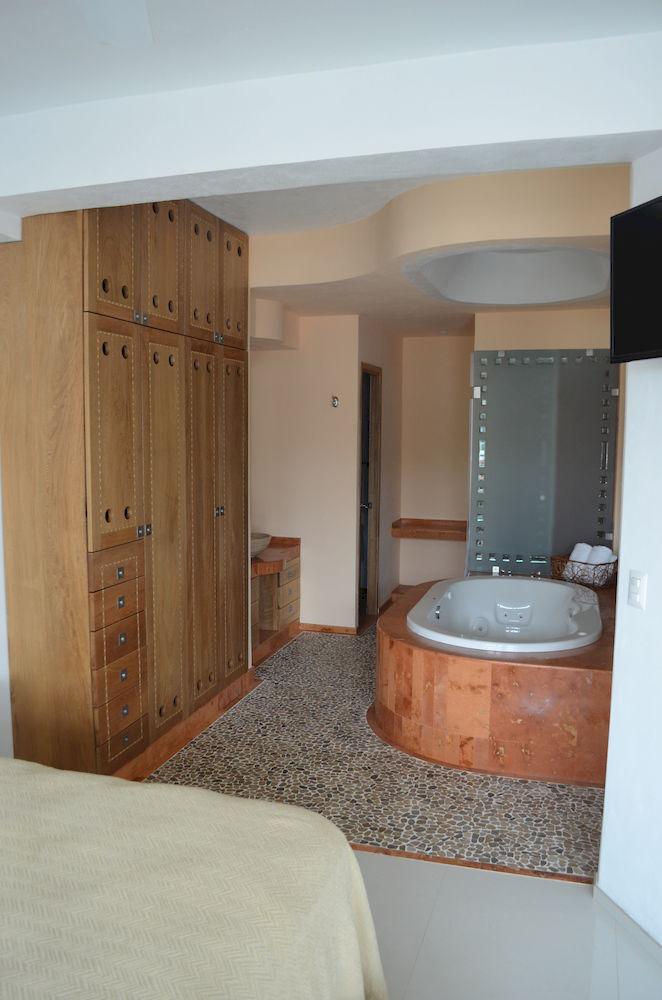 Hotel Andales On The Bay Suites بويرتو فالارتا المظهر الخارجي الصورة