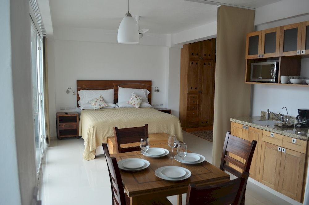 Hotel Andales On The Bay Suites بويرتو فالارتا المظهر الخارجي الصورة